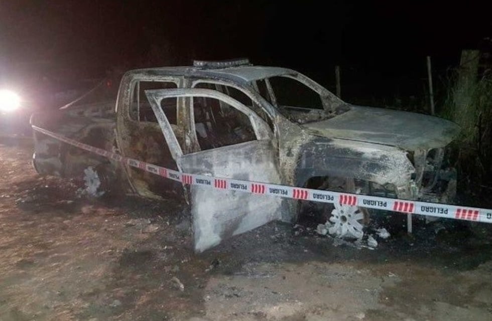 Presuntos narcos vinculados a Los Monos balearon a dos policías e incendiaron un patrullero
