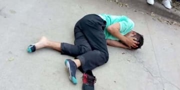 Estudiantes de la UNNE lincharon a un presunto ladrón\u002E (Foto: Corrientes Hoy)