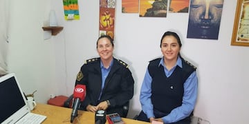 La subcomisario Andrea Llancafil y la Comisario Laura Mirantes durante la toma de posesión de la Comisaría de la Mujer en Paso de Indios\u002E