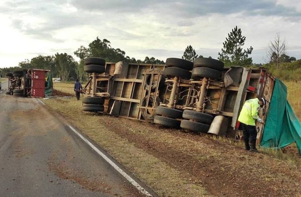 Un camión cargado de abono volcó en la Ruta 14