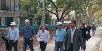 Alfredo Cornejo, junto al jefe de Gabinete, Marcos Peu00f1a y los intendentes de Luju00e1n, Omar De Marchi, y Capital, Rodolfo Suarez estuvieron recorriendo obras.