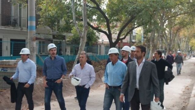 Alfredo Cornejo, junto al jefe de Gabinete, Marcos Peu00f1a y los intendentes de Luju00e1n, Omar De Marchi, y Capital, Rodolfo Suarez estuvieron recorriendo obras.