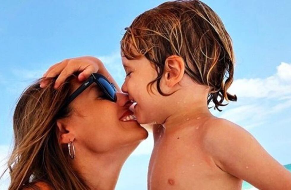 Pampita mostró cómo su hijo se coló en una producción de fotos