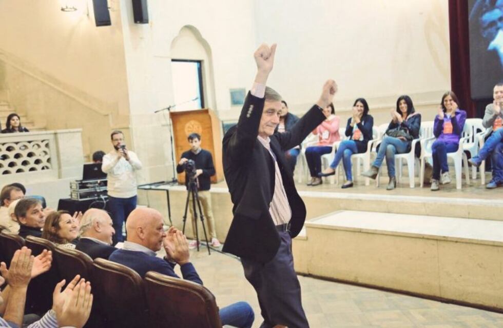 El último adiós a Hermes Binner en Rosario incluyó su imagen sobre el Cemar