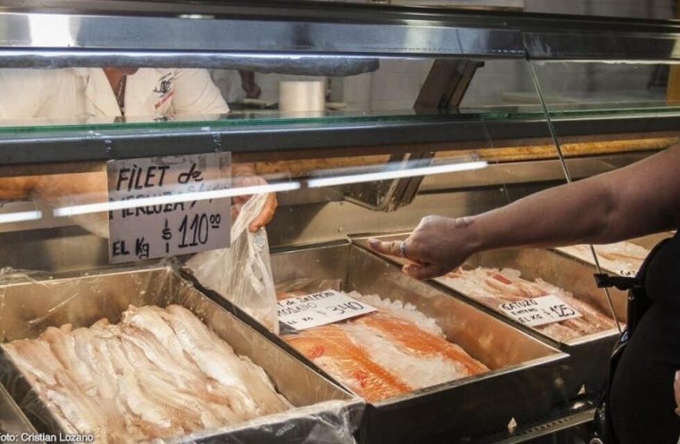 Semana Santa a merluza y humita, el salmón cuesta $500 el kg
