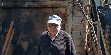 Abuelo perdió todo en el incendio de su carpintería\u002E (Facebook)