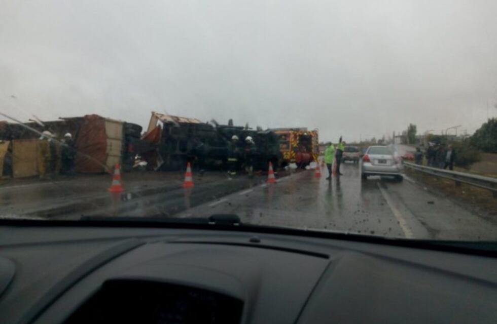 Impresionante vuelco de un camión en Acceso Sur