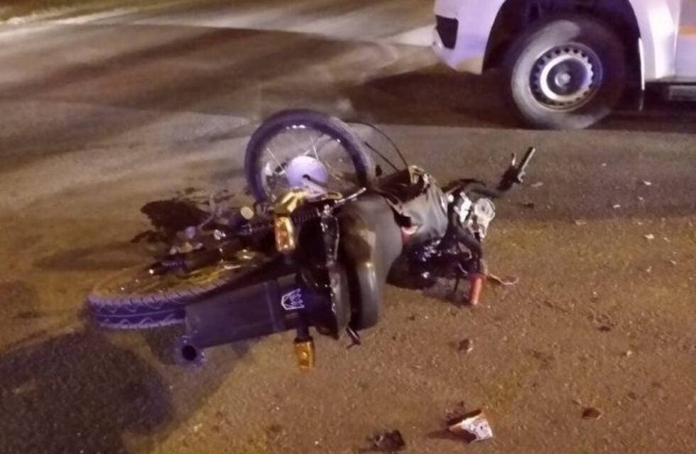 Un herido de gravedad en un fuerte choque entre una moto y auto