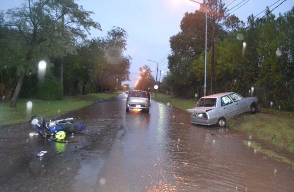 Un auto perdió el control e impactó con otro vehículo y una moto