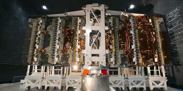 ACOMPAÑA CRÓNICA***AME5388\u002E CÓRDOBA (ARGENTINA), 10/06/2020\u002E- Fotografía cedida este miércoles por la Comisión Nacional de Actividades Espaciales (CONAE) de Argentina que muestra una fase de la elaboración del satélite Saocom 1B en abril de 2019, en la provincia de Córdoba (Argentina)\u002E Argentina es el país de Latinoamérica con mayor desarrollo en la fabricación y operación de satélites, una industria pionera que se sustenta sobre un cosmos de compañías nacionales que ahora tiene dos retos principales a futuro: exportar su tecnología y desarrollar un lanzador propio\u002E EFE/ Conae Argentina SOLO USO EDITORIAL/ NO VENTAS