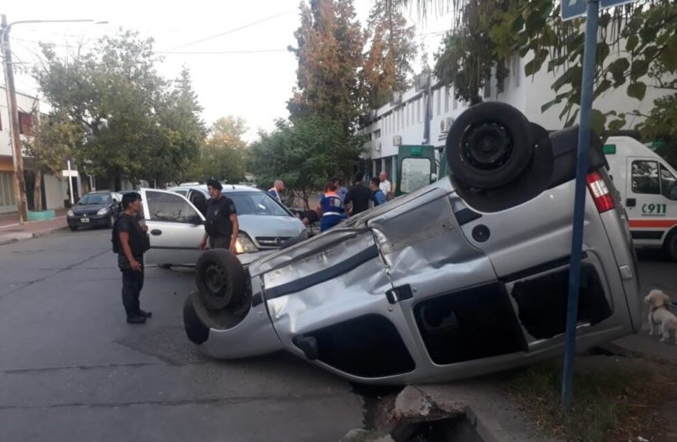 Choque y vuelco en San Rafael