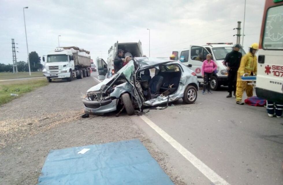 Cuatro heridos por el choque entre un camión y un auto: helicóptero realizó traslados al Heca