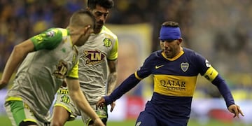 Boca Juniors' forward Carlos Tevez (R) vies for the ball with Aldosivi's midfielder Emanuel Iniguez (L) and midfielder Roman Martinez during their Argentina First Division 2019 Superliga Tournament football match at La Bombonera stadium, in Buenos Aires, on August 18, 2019\u002E (Photo by ALEJANDRO PAGNI / AFP)