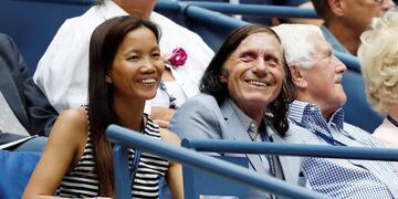 FLUSHING MEADOWS (EE.UU.), 06/09/2016. - El legendario tenista argentino Guillermo Vilas (d) y su esposa Phiangphathu Khumueang (i) observan el partido entre el tenista francu00e9s Gael Monfils y su compatriota Lucas Pouille por los cuartos de final hoy, mart