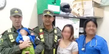 Los uniformados posaron con la familia en el Samco tras su intervención\u002E (@gendarmeria)