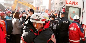 People hug after rescuers carried 4-year-old Ayda Gezgin out from a collapsed building after an earthquake struck the Aegean Sea, in the coastal province of Izmir, Turkey, November 3, 2020\u002E REUTERS/Kemal Aslan REFILE - CORRECTING GIRL'S NAME     TPX IMAGES OF THE DAY