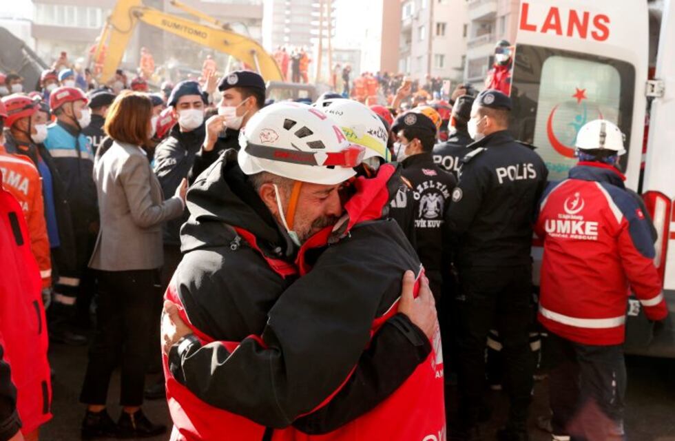 Suman 114 los muertos por el sismo en Turquía y no buscan más sobrevivientes