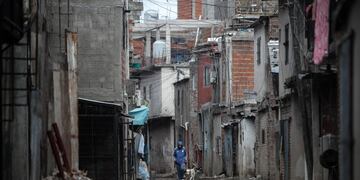 ACOMPAÑA CRÓNICA ARGENTINA POBREZA***AME8990\u002E BUENOS AIRES (ARGENTINA), 10/05/2020\u002E- , en Buenos Aires (Argentina)\u002E Liliana aún está recuperán \r\n La Villa 21 – 24 - NHT Zavaleta EFE