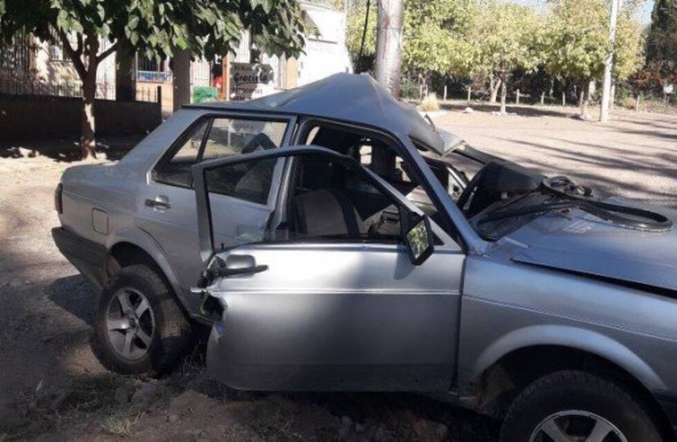 Un hombre chocó contra un poste de luz y murió