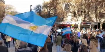 Banderazo en pleno centro de Mendoza\u002E
