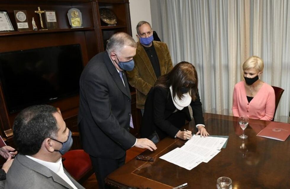 Legislatura: Jaldo firmó un convenio con universidades para capacitar sobre la Ley Micaela