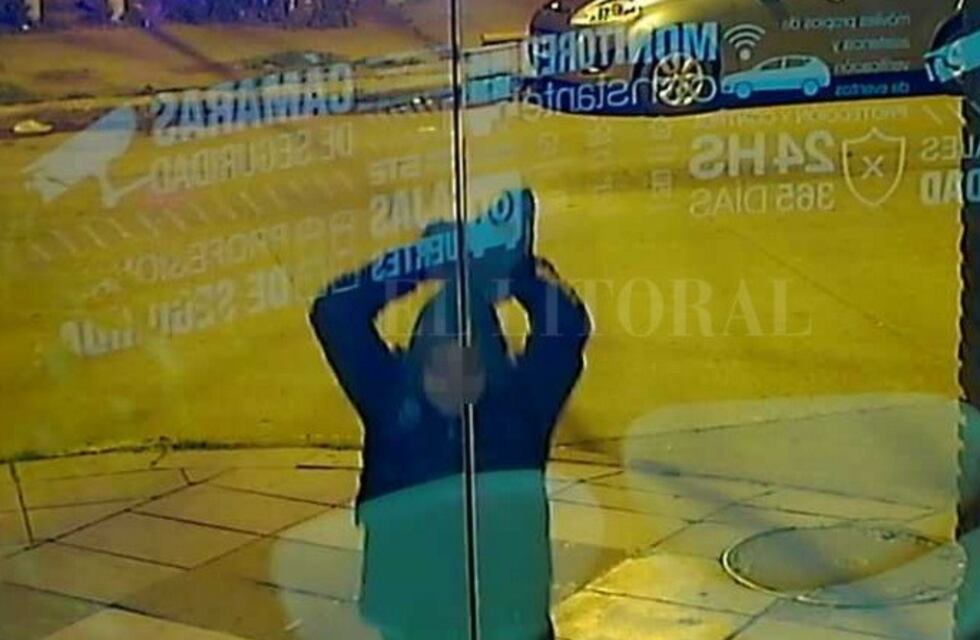 Intentaron romper la vidriera de un local con una enorme piedra y quedaron grabados