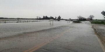 La Ruta Nacional 33 quedu00f3 anegada entre Pu00e9rez y Zavalla.