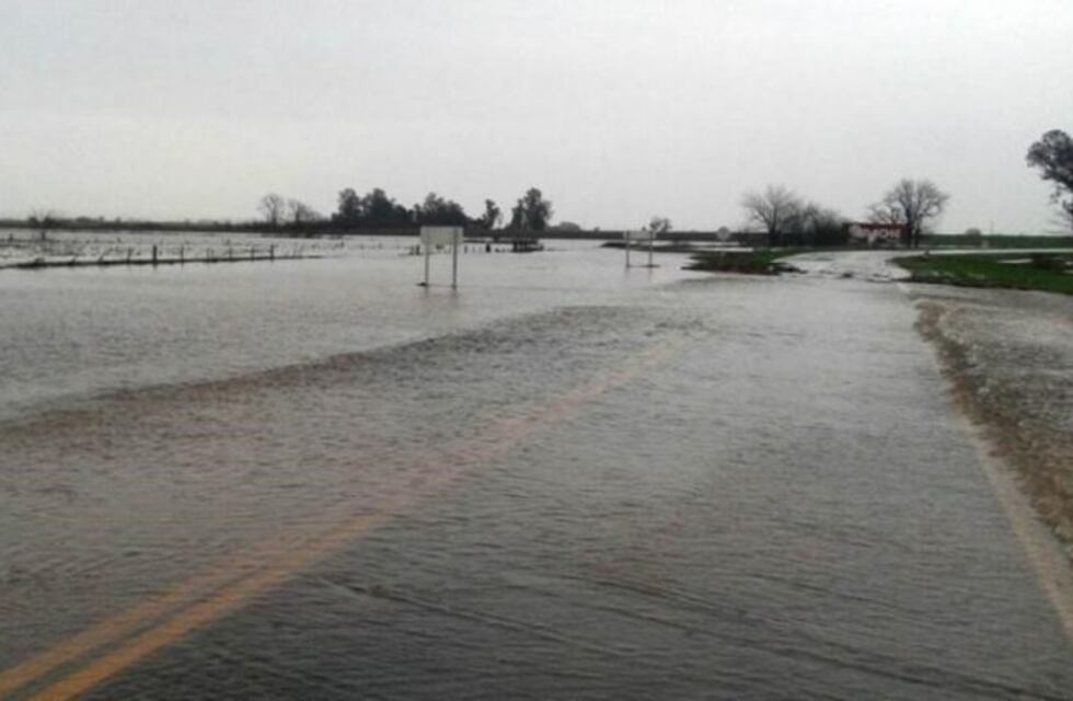 Restricción vehicular en distintas rutas de la región por agua sobre la calzada