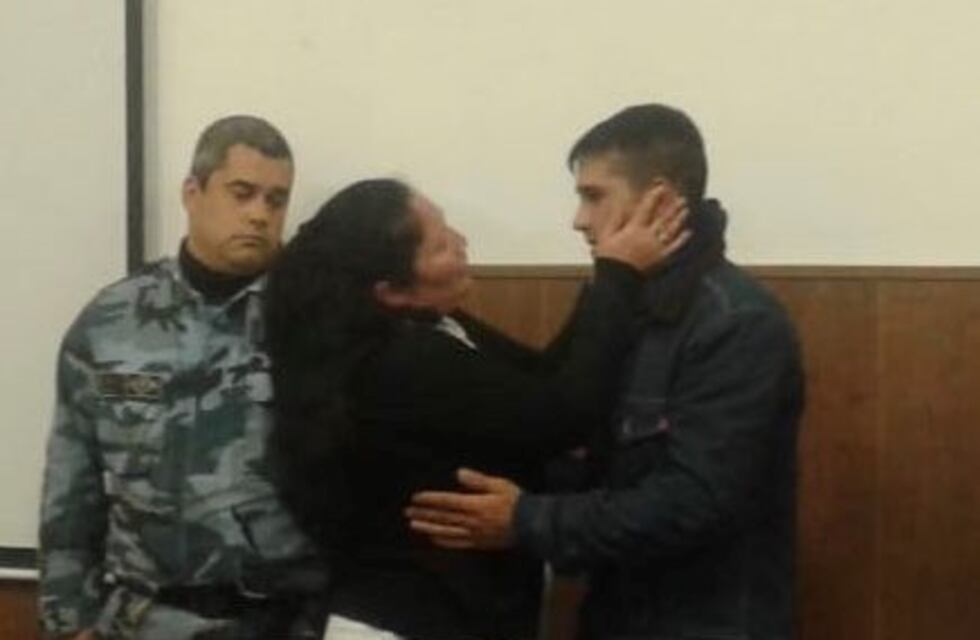 Video: abrazó y perdonó al asesino de su hijo en un juicio
