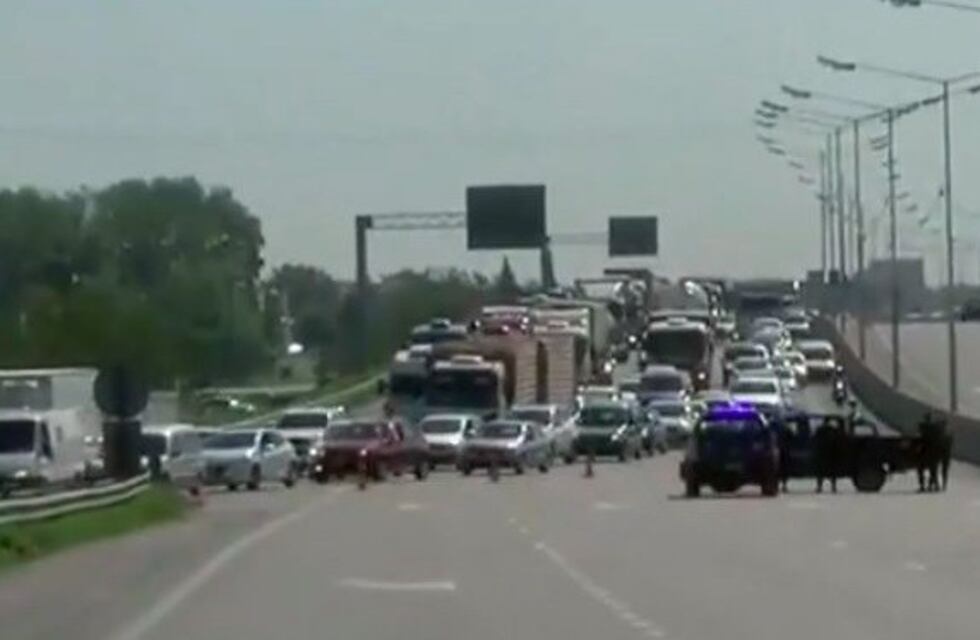 Piquete de ocho personas corta el tránsito en Circunvalación