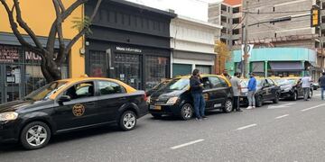 El Sindicato de Peones de Taxis de Rosario organizó una caravana hasta el Concejo Municipal para entregar un petitorio\u002E (@gbelluati)