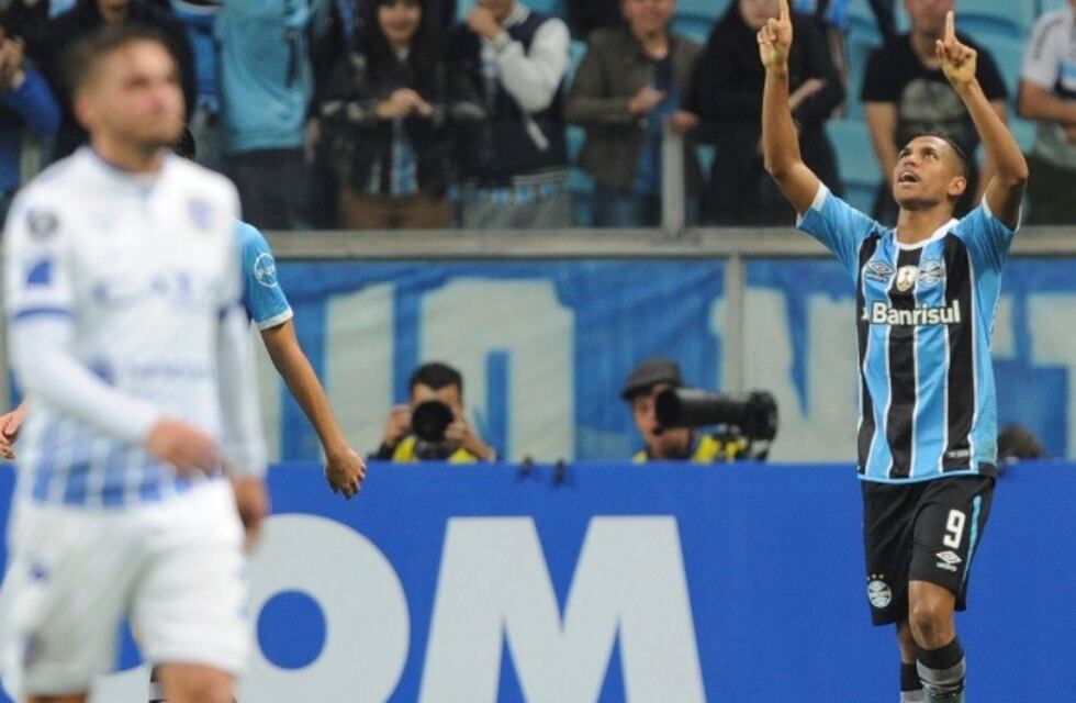 Gremio derrotó al "Tomba" y pasó de fase en la Libertadores