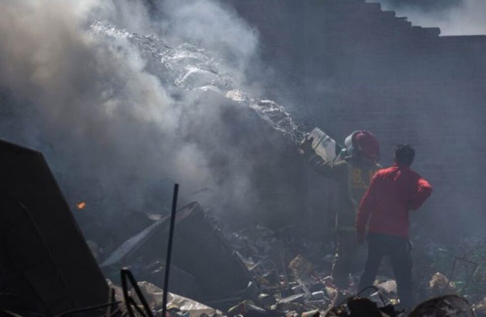 ¡Increíble!: los bomberos se quedaron sin agua en medio de un incendio