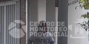 El momento en el que detienen a un menor de edad armado a punto de robar un local