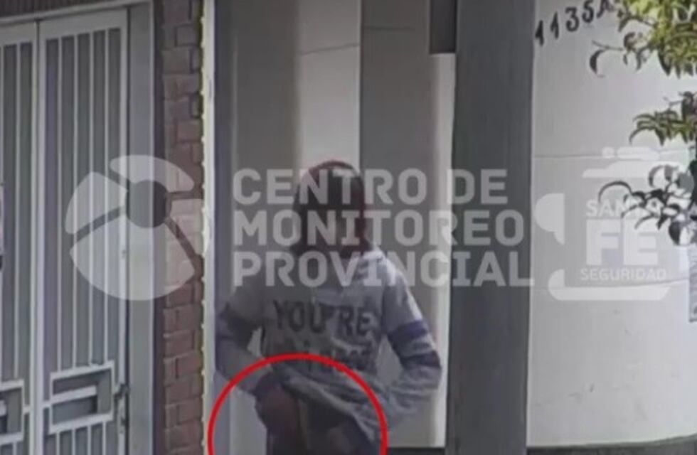 El momento en el que detienen a un menor de edad armado a punto de robar un local