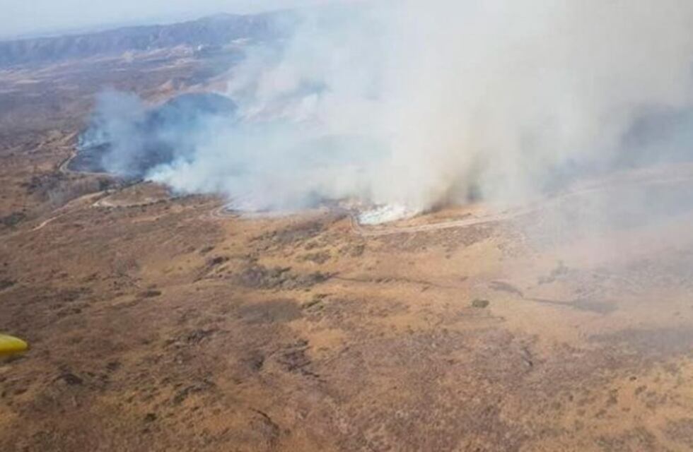 Combaten un incendio en las Altas Cumbres