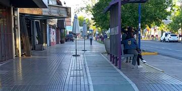 ¡Insólito! Le hicieron una bicisenda en la vereda de su casa en Godoy Cruz