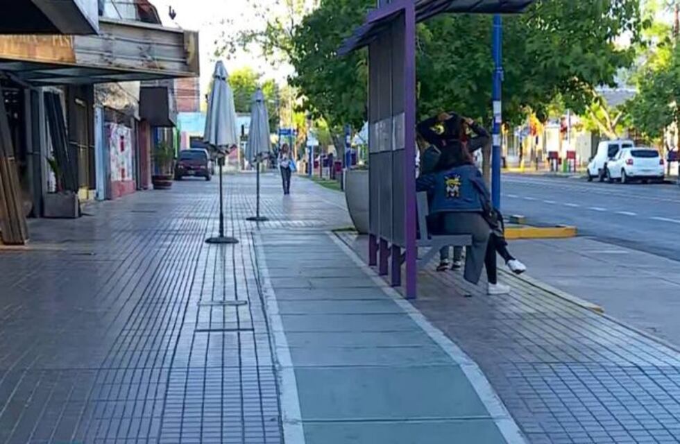 ¡Insólito! Le hicieron una bicisenda en la vereda de su casa en Godoy Cruz