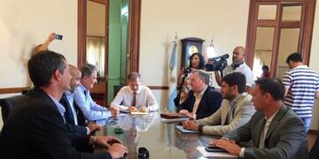 Referentes del radicalismo estuvieron en la Casa Gris y fueron recibido por el ministro de Gobierno, Esteban Borgonovo\u002E (@jfelcaro)