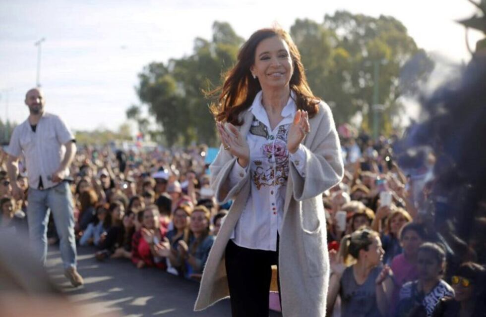Cristina Kirchner instó a los jóvenes a no dejarse "intimidar por nadie"