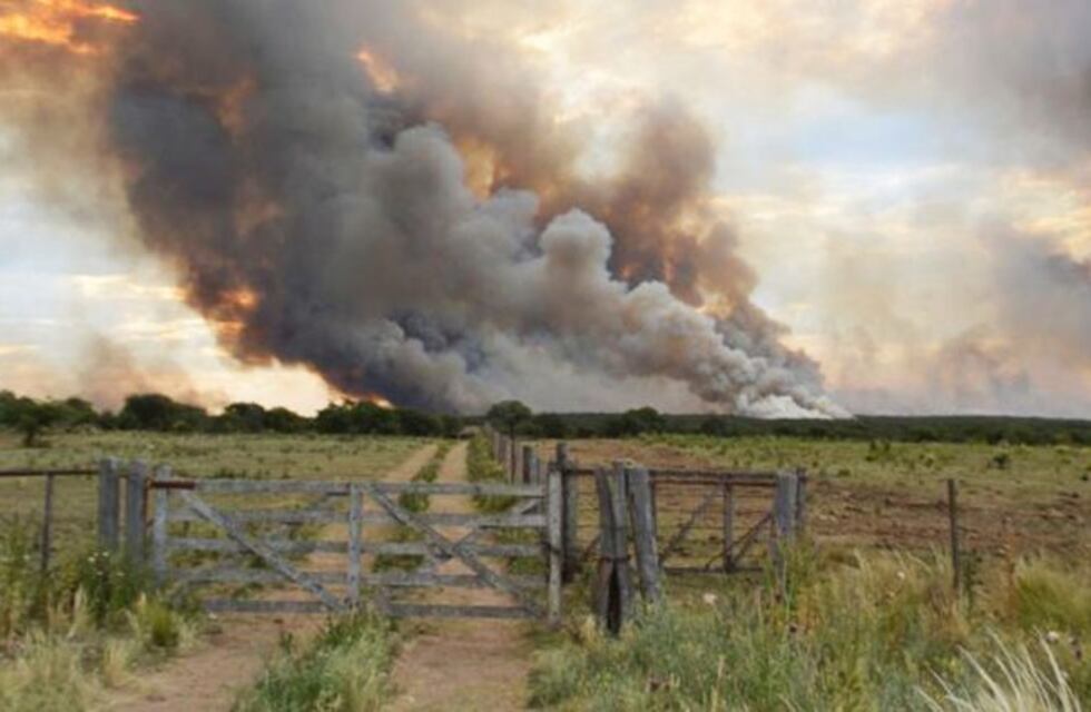 Un incendio en la zona del monte de caldén de Leuvucó se acerca a Victorica