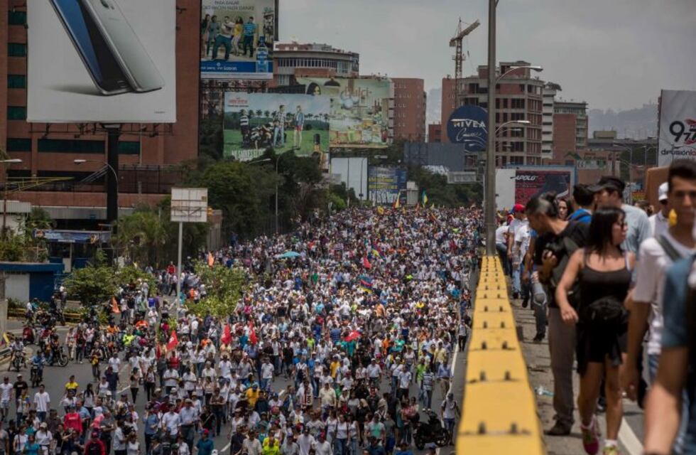 Venezuela: miles de opositores marchan para pedir la destitución de jueces del Tribunal Supremo
