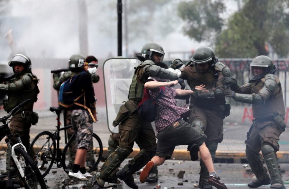 Los impactantes videos que muestran la brutalidad policial en las calles de Chile