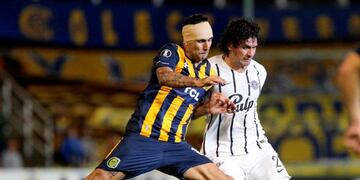 Argentina's Rosaria Central German Herrera (L) vies for the ball with Paraguay's Libertad Blas Caceres during their Copa Libertadores football match at Gigante de Arroyito stadium, in Rosario, Argentina, on May 8, 2019\u002E (Photo by HECTOR RIO / AFP)