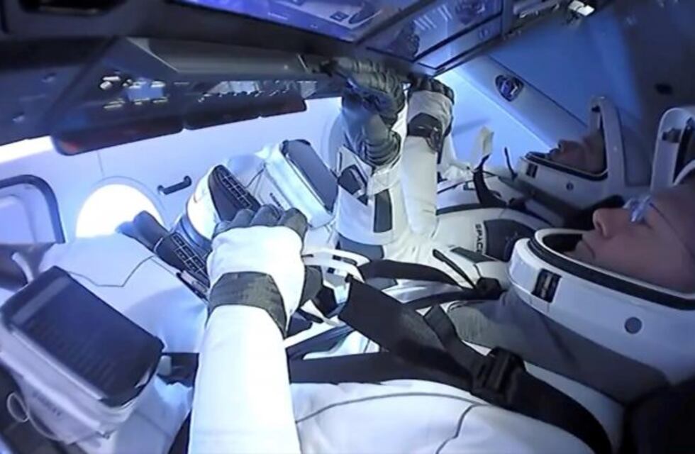 Astronautas de EEUU llegan a la Tierra a bordo de la cápsula de SpaceX