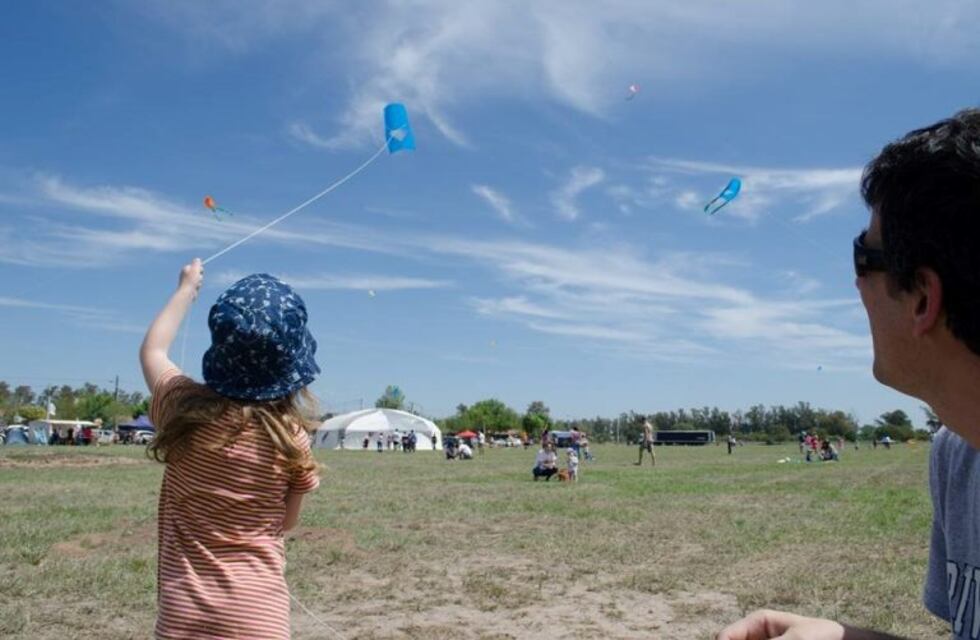 Infancia Segura realizó la barrileteada con colores en el cielo
