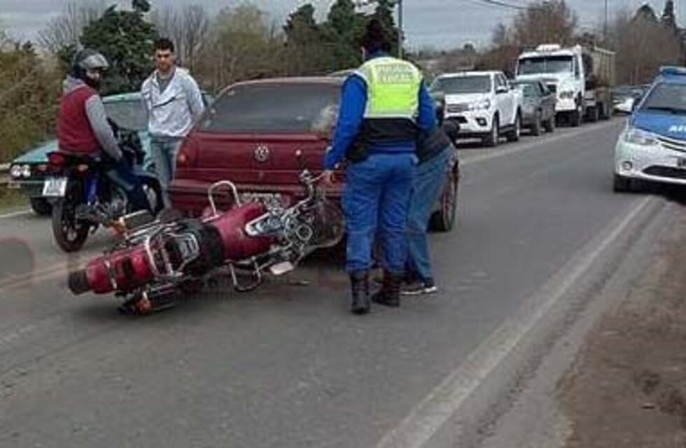 Tres autos y una moto se vieron envueltos en un choque en cadena en el puente de Ruta 188 y las vías