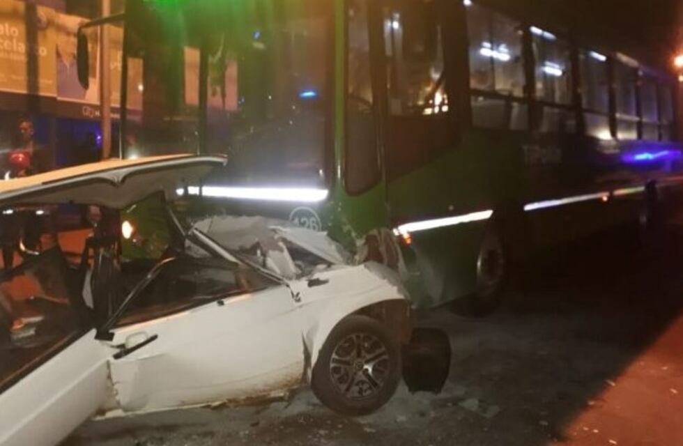 Chocó contra un colectivo y quedó herido de gravedad