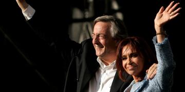 FILE PHOTO: Former Argentina's President Cristina Fernandez de Kirchner and her husband, former president Nestor Kirchner, wave to supporters in a planned rally by trade unions and social groups to back her in Buenos Aires April 1, 2008\u002E REUTERS/Marcos Brindicci/File Photo