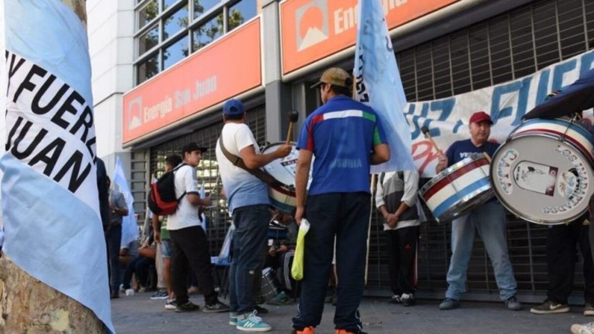 Los empleados se movilizaron en las plantas principales con pancartas y bombos\u002E